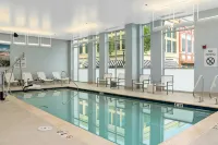 Element Hampton Peninsula Town Center - Pools