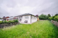 3Br Bungalow with Free Parking, Garden & Fast WiFi - 2성급