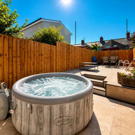 Luxury 6BR Family Home 3 Bath With Hot Tub Fast WiFi Hoteles en Roath