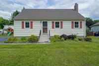 Fall Fun in the Berkshires: Yard, Patio, Playset -  Privatzimmer