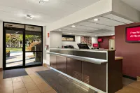 Red Roof Inn Cleveland - Westlake - parking