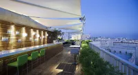 Mamilla Hotel - مسبح