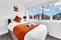 Modern 3 Bed Home | Driveway | Spacious Garden - 2-Star