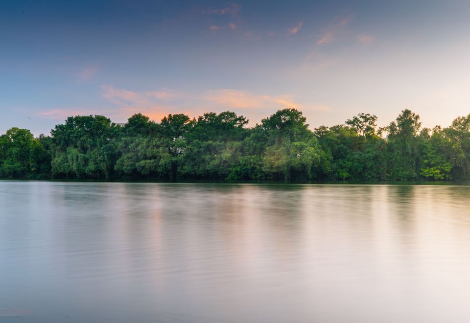 레이디 버드 호수 근처의 포시즌스 호텔 오스틴 전경