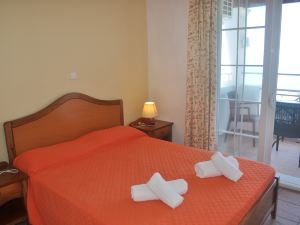 Beachfront Studio Apartments - Agios Gordios