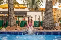 Red Rock Hostel - Pools