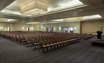 Hilton Toronto Airport Hotel & Suites