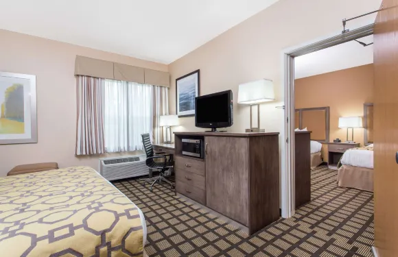 普利茅斯唄盟套房酒店