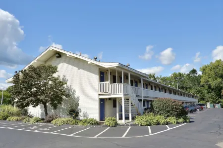 Travelodge by Wyndham Brattleboro VT Отели в г. Даммерстон