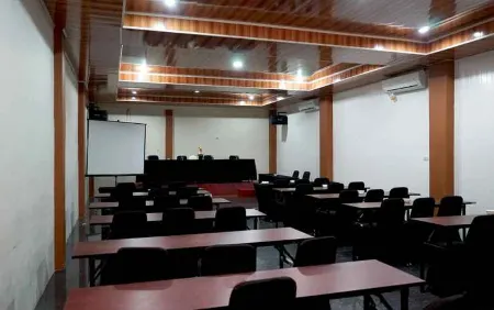 Ren'z Hotel Отели в г. Semabung Lama