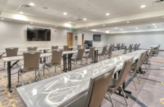 โรงแรม ฮอลิเดย์ อินน์ แอนด์ สวีทส์ พีเจียน ฟอร์จ คอนเวนชั่น เซ็นเตอร์ บาย IHG