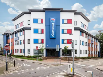 Travelodge Woking Central Hotels near Bannister Field