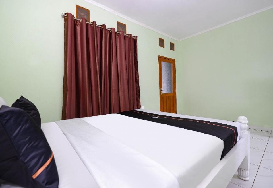 Front One Gosyen Hotel Salatiga - Housity
