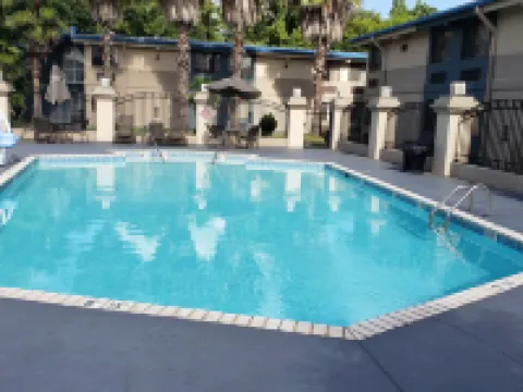 艾倫港紅屋頂酒店 西巴吞魯日縣酒店