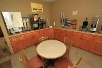 Days Inn by Wyndham Grand Forks Columbia Mall - breakfast