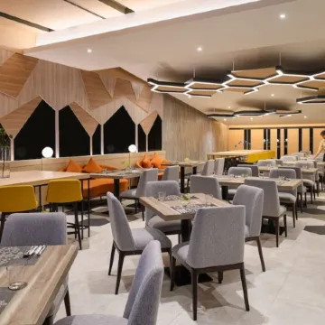 PARKROYAL Suites Bangkok Отели рядом с достопримечательностью «Торговый центр Central Embassy»
