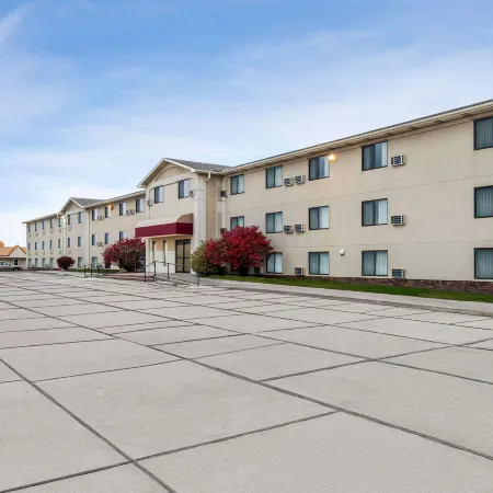 Super 8 by Wyndham Lincoln North