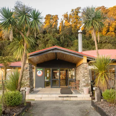 Haka House Franz Josef Hotel dekat West Coast Wildlife Centre