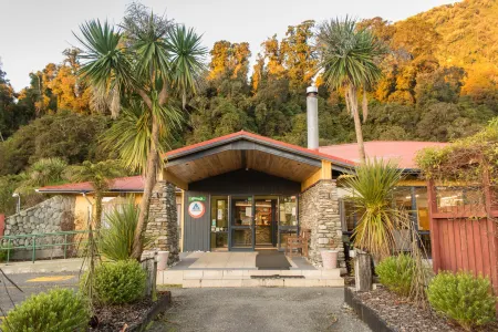 Haka House Franz Josef Отели рядом с достопримечательностью «West Coast Wildlife Centre»