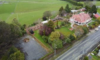 The Fern & Thistle Luxury Accommodation- Drinks, Hotpool, Sauna