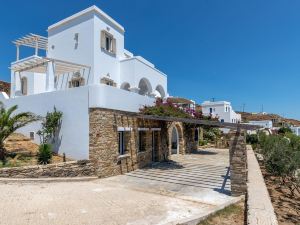 La Chapelle Est and Ouest in Tinos