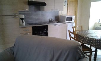 House with 2 Rooms in Le Vast, with and Enclosed Garden - 10 km from t