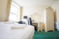Queensbridge Hotel - Beach