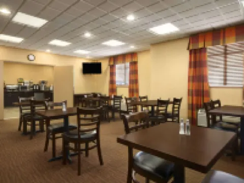 ラマダ バイ ウィンダム サレー / ラングレー サリーのホテル