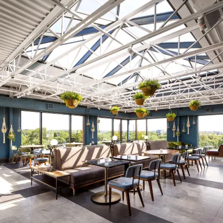 The Broadview Hotel Отели рядом с достопримечательностью «CMU College of Makeup Art & Design»