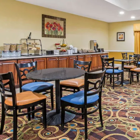 La Quinta Inn & Suites by Wyndham Mobile Satsuma / Saraland