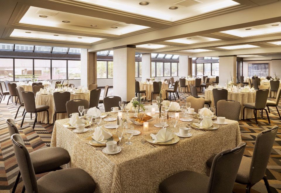 하얏트 리젠시 샌프란시스코의 넓고 세련된 로비 모습