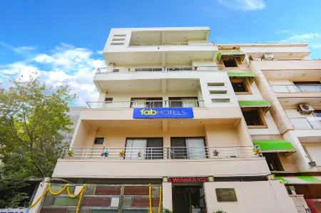 FabHotel Novel Suites Отели рядом с достопримечательностью «Indian Institute of Technology Delhi»