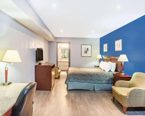 Days Inn by Wyndham San Antonio Alamo/Riverwalk Hotels near Rivercenter Mall