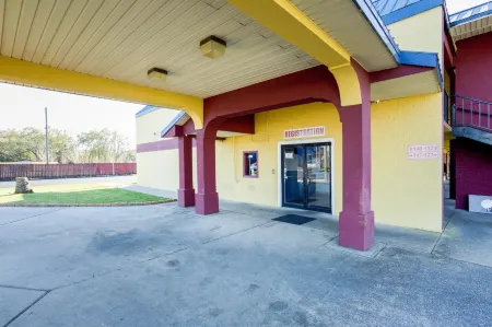 OYO Hotel Pensacola I-10 & Hwy 29 Отели в г. Беллвью