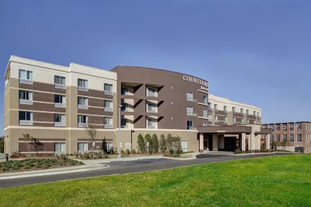 Courtyard Starkville MSU at the Mill Conference Center Отели в г. Октибэха