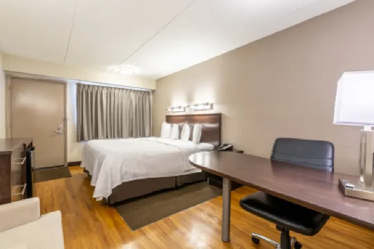 納什維爾機場紅頂PLUS酒店 鄰近納什維爾機場的酒店