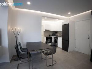 Phaedrus Living: Luxury Mackenzie Flat