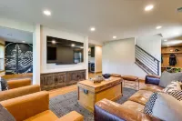 Mtn Modern Home w/ Views, Private Hot Tub + Fantastic Location