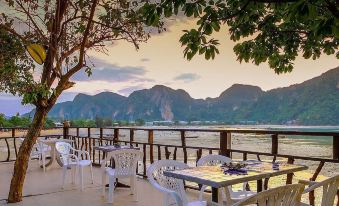 Phi Phi Cozy Seafront Resort