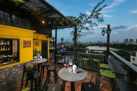 TrangTrang Premium Hotel & Sky Bar