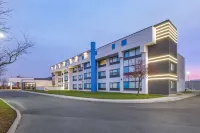 GLō Best Western Mississauga Corporate Centre - Pools