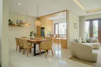 Breeze Blows City View Villa 4 Bedrooms and 1 Familly Bedroom with a Private Heated Swimming Pool