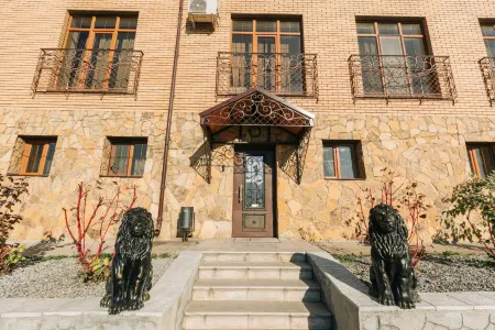 Апартаменты у станции метро Суконная Слобода Отели рядом с достопримечательностью «Комитет Земельных и Имущественных Отношений»