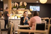Mawson Lakes Hotel - С баром