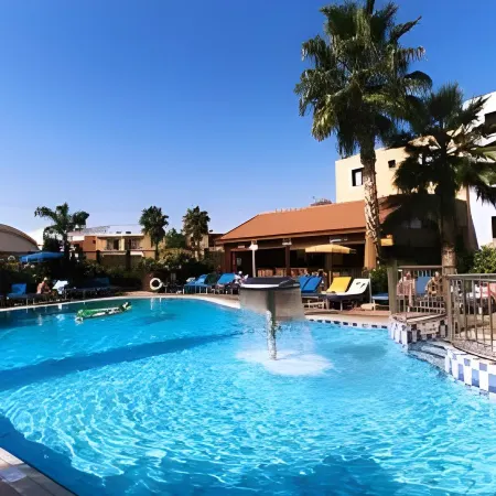 Senator Hotel Apartments Отели рядом с достопримечательностью «Ayia Napa Harbour»