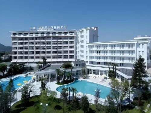 Hotel la Residence & Idrokinesis - parkir