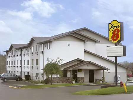 Super 8 by Wyndham Kent/Akron Area Отели в г. Кент