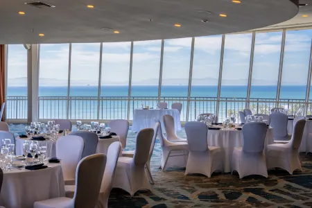 Crowne Plaza Ventura Beach Отели рядом с достопримечательностью «Эмма Вуд Стейт Бич»