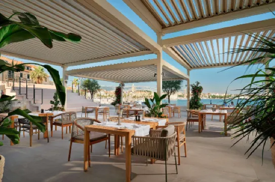 Hotel Ambasador Отели рядом с достопримечательностью «Набережная Рива»