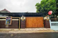 Reddoorz Syariah at House of Melati Kepanjen Các khách sạn ở Wringinanom